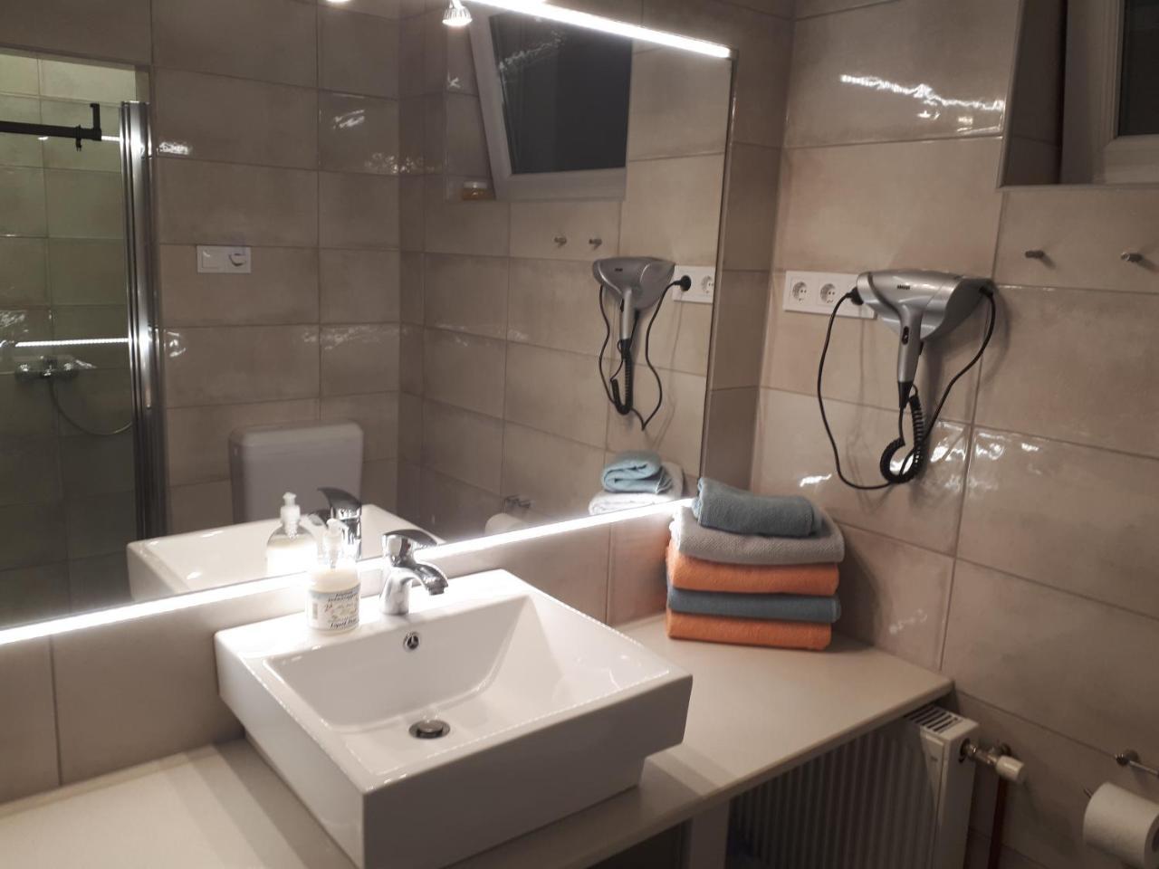 Kertvarosi Apartman Apartment Tiszaujvaros Luaran gambar