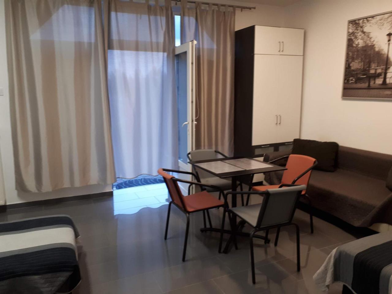 Kertvarosi Apartman Apartment Tiszaujvaros Luaran gambar